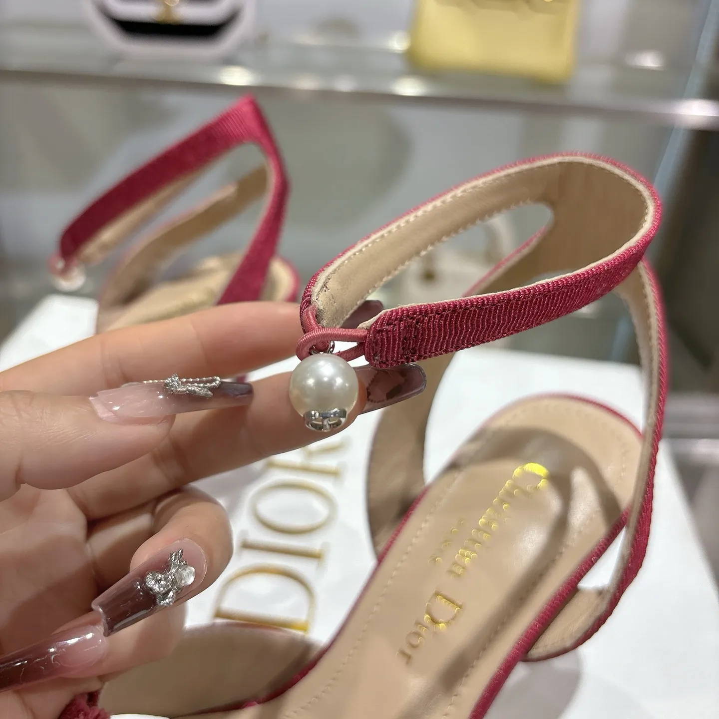 👟👟Ex-factory price 520👟👟 🎆Fringed webbing women's shoes Dior Dior 2024 spring and summer catwalk new Adiorble women's shoes CD star's same fashion tassel bow square head pearl letter logo hardware buckle high-heeled hollow sandals The top high-end version on the market Upper: original customized tassel grosgrain Lining: sheepskin lining foot pad Outsole: Italian leather outsole Heel height: 8.5cm Size: 34-41 (34.40.41. Customization is non-refundable)